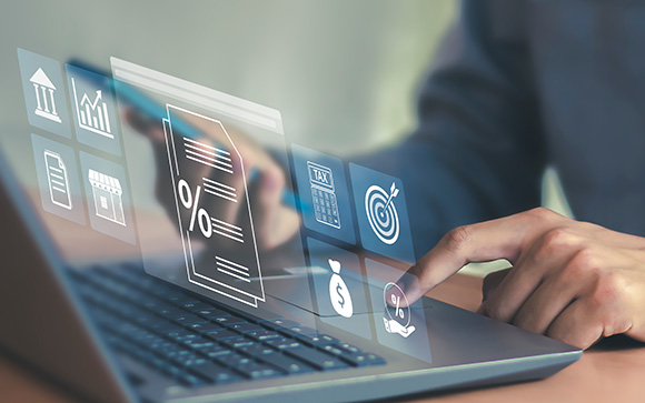 Eine Person k&uuml;mmert sich um Laptop um ihre Abrechnungen.