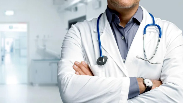 Ein Arzt mit Stethoskop.