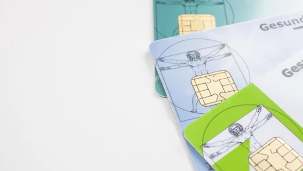 Drei Krankenkassenakarten.
