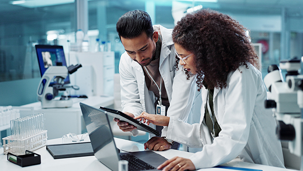 Zwei &Auml;rzt*innen arbeiten in einem Labor.